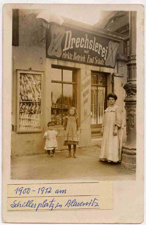 Drechslerei Scholz 1900 am Schillerplatz, li. mein Großvater Erich und rechts meine Urgroßmutter